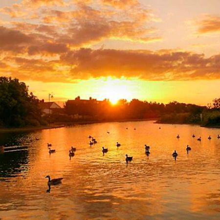 Romantic Lakeside Cottage By The Beach! With Super Cosy Log Burner! The Perfect Escape To Your Home From Home By The Sea! So Relaxing - You Won'T Want To Leave! Pet Friendly! Мейблторп Экстерьер фото
