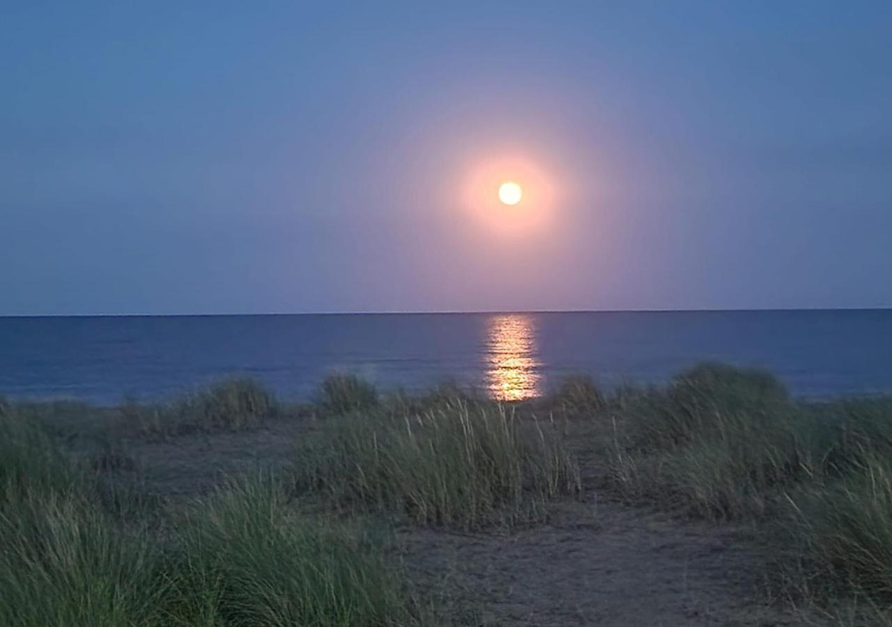Romantic Lakeside Cottage By The Beach! With Super Cosy Log Burner! The Perfect Escape To Your Home From Home By The Sea! So Relaxing - You Won'T Want To Leave! Pet Friendly! Мейблторп Экстерьер фото